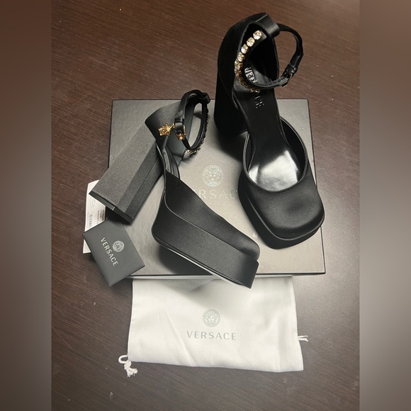 VERSACE Medusa Aevitas Satin Crystal-Embellished Platform Pumps Black 41EU/11US - Picture 2 of 12